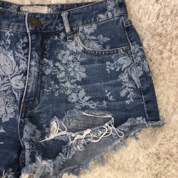 Free People Floral Jean Shorts Distressed Sz 25 - Picture 4 of 8